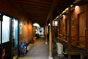 屋外の食事スペース